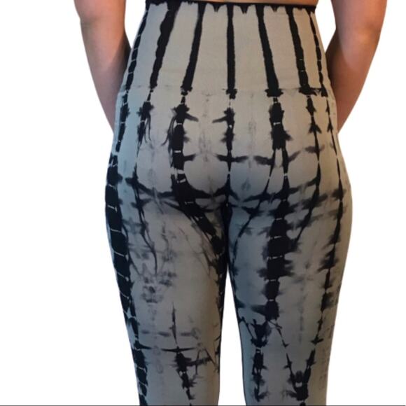 Beautiful Gray and Black Tie Dye Leggings Size Small - Picture 5 of 7